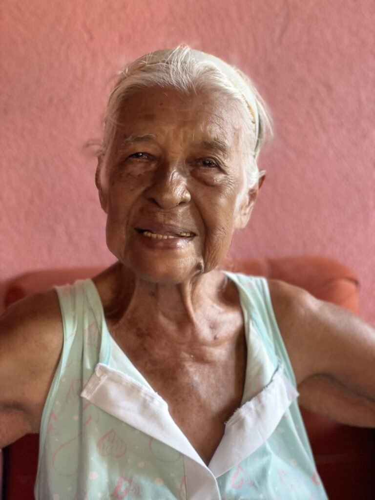 Mujer centenaria sonriendo en la Zona Azul de la Península de Nicoya