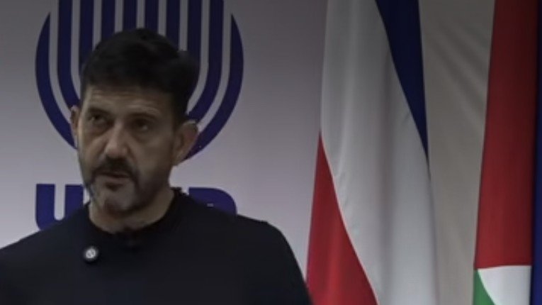 José Antonio Rabadán durante su conferencia en el 49.º aniversario de la UNED, sede Nicoya (Costa Rica), 10 de abril de 2026