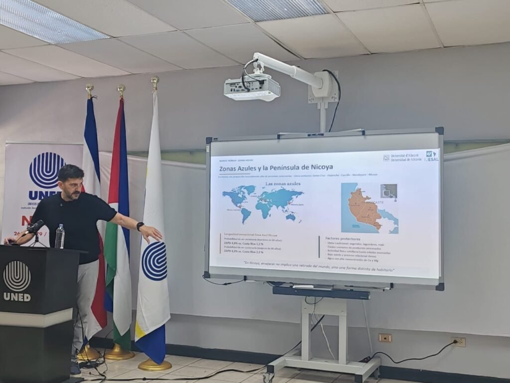José Antonio Rabadán durante su conferencia internacional en la UNED de Nicoya (Costa Rica), abril de 2026