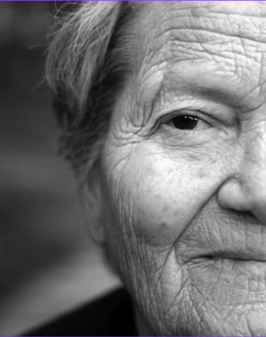 Retrato en blanco y negro de una mujer mayor