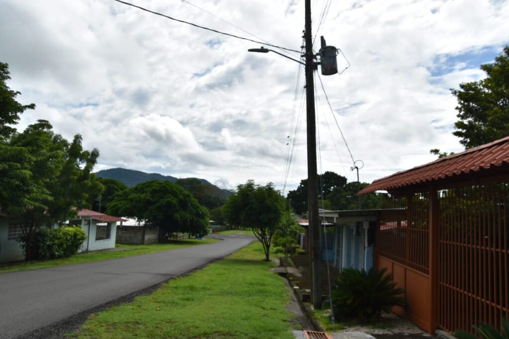 Carretera y montañas en la Zona Azul de la Península de Nicoya