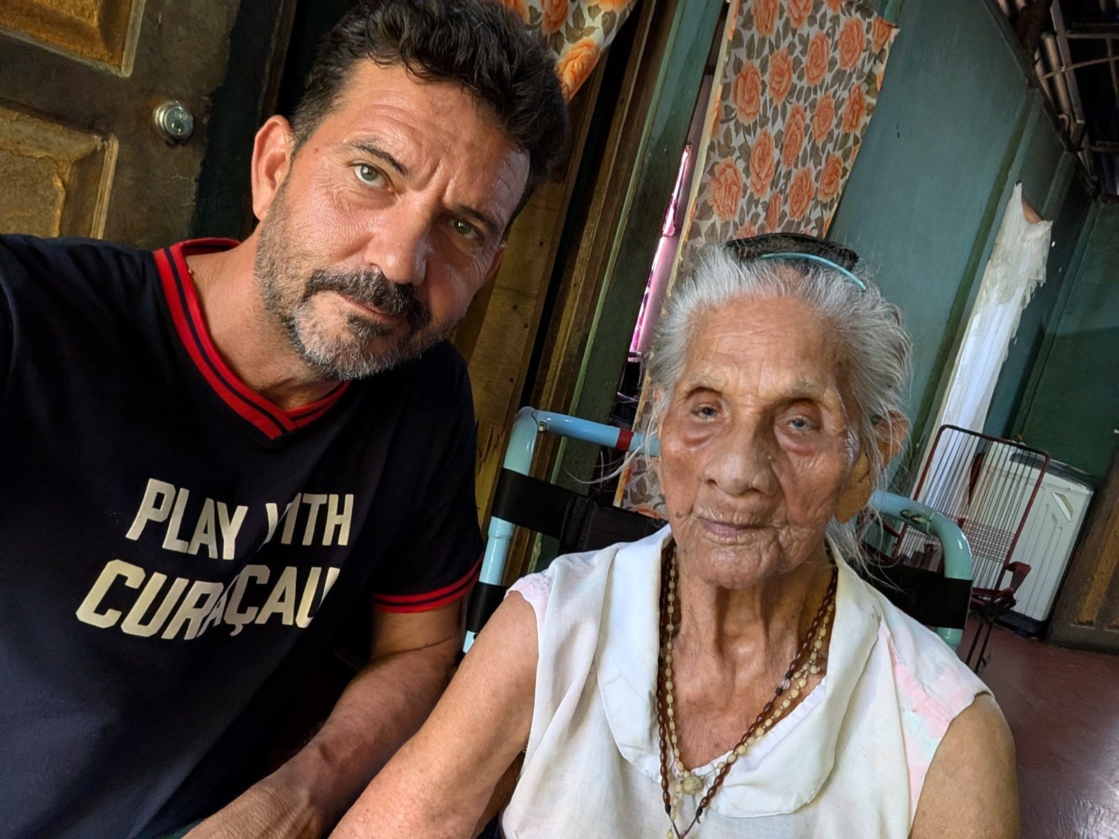José Antonio Rabadán con una centenaria de Nicoya