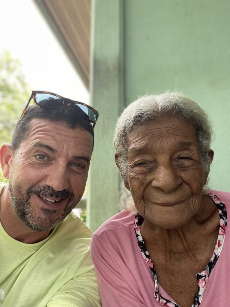 José Antonio Rabadán con una centenaria en la Zona Azul de la Península de Nicoya
